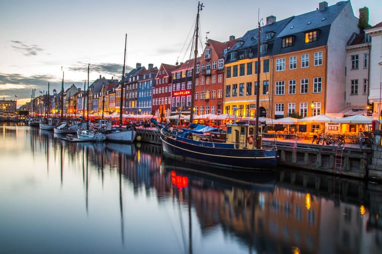 Photographer setting up a headshot session in Nyhavn